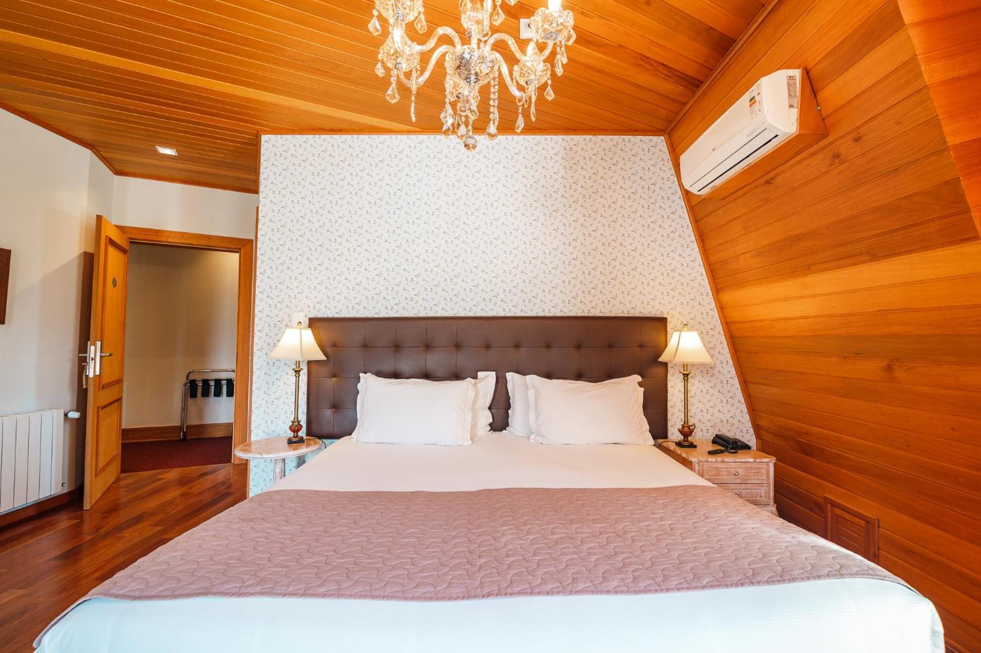 Pousada Luis XV Campos do Jordao Exterior photo A bedroom at the hotel