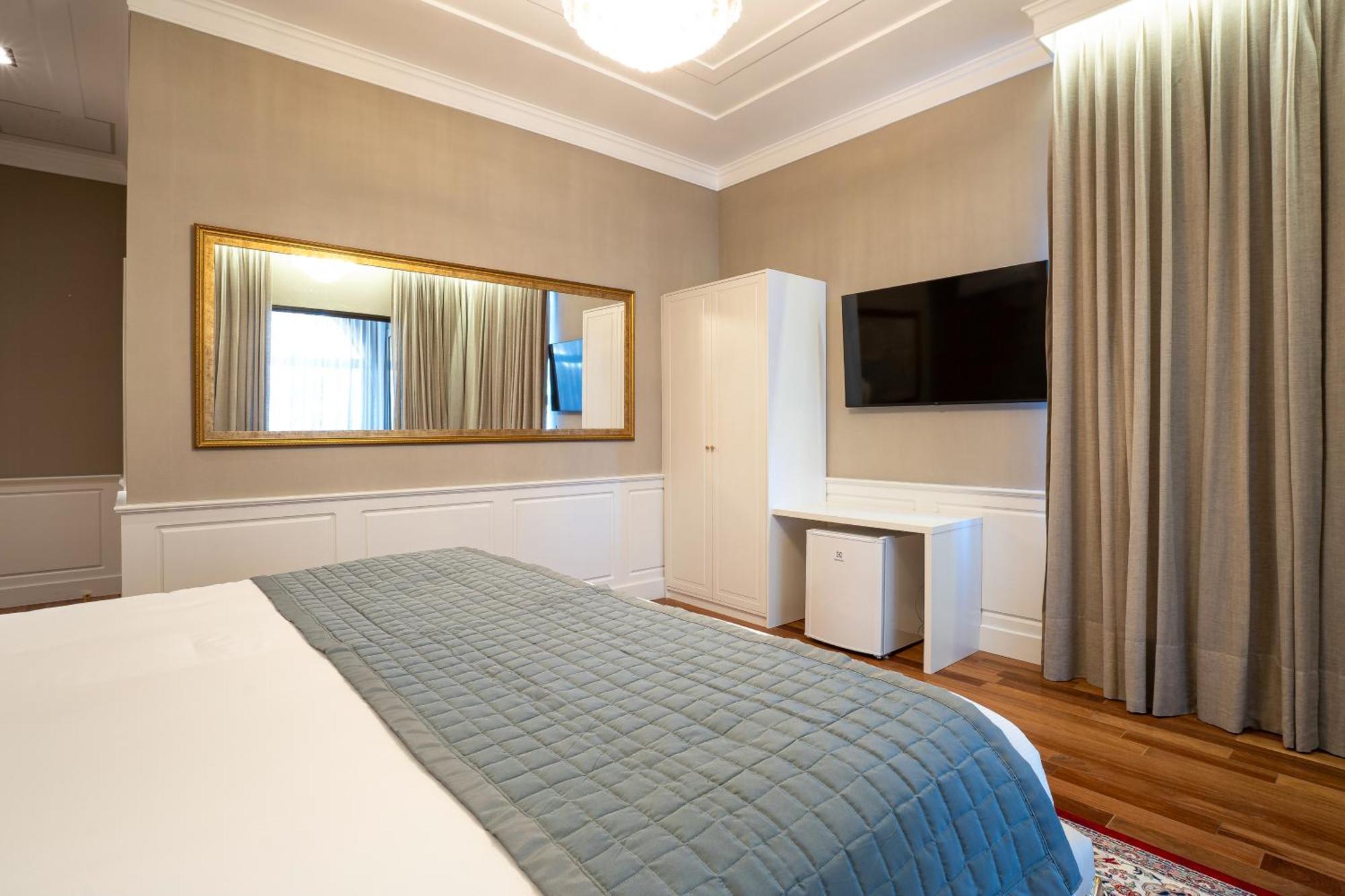 Pousada Luis XV Campos do Jordao Exterior photo A bedroom at the hotel