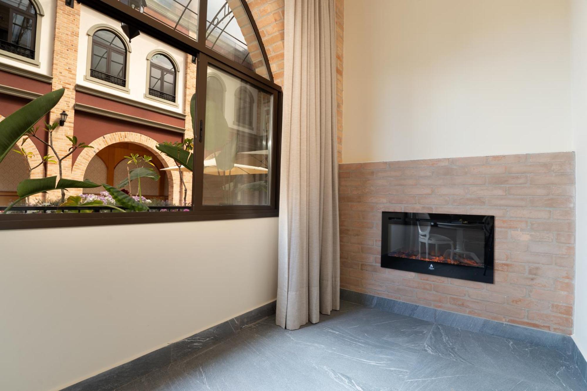 Pousada Luis XV Campos do Jordao Exterior photo A fireplace in a home