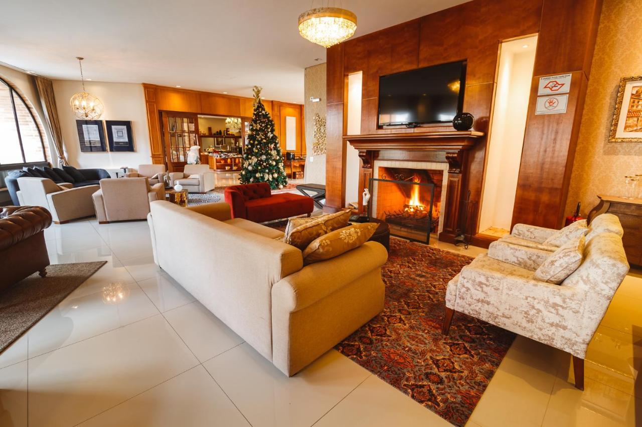 Pousada Luis XV Campos do Jordao Exterior photo The living room of the residence