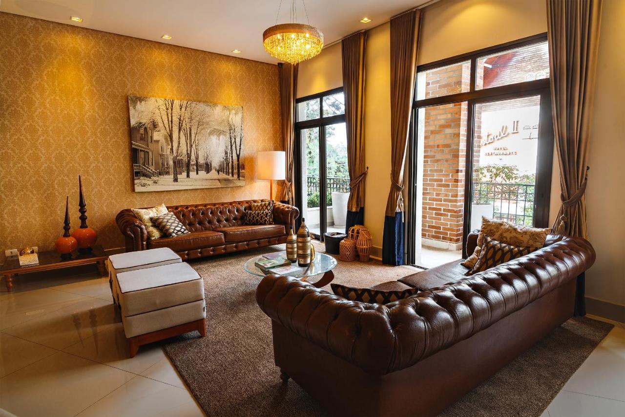 Pousada Luis XV Campos do Jordao Exterior photo A living room in a house