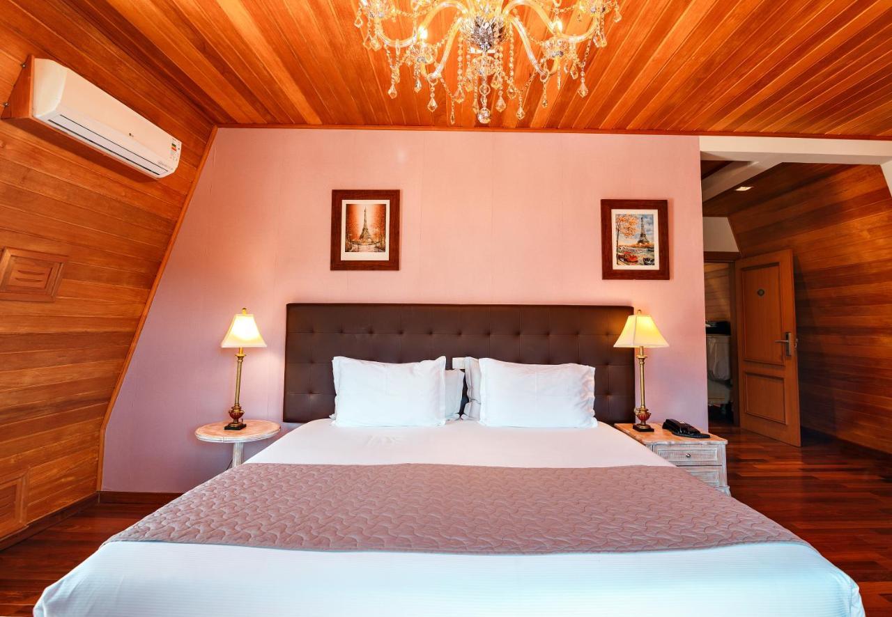 Pousada Luis XV Campos do Jordao Exterior photo A bedroom at the hotel