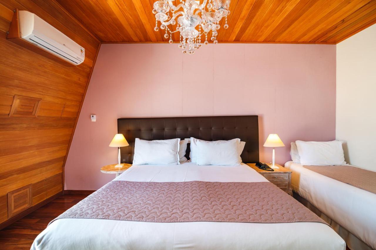 Pousada Luis XV Campos do Jordao Exterior photo A room at the hotel